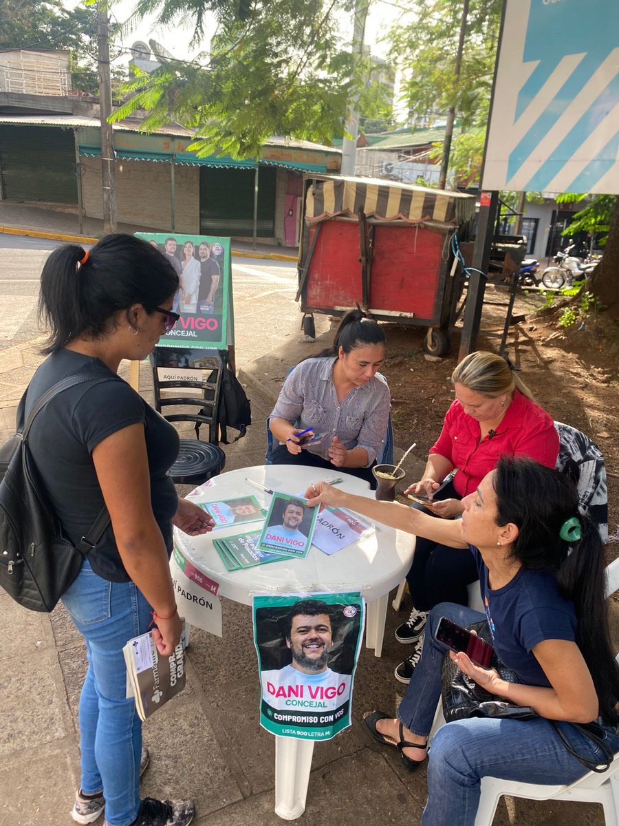 Cada día y con alegría.

Servicio al ciudadano y tarde compartida en el puesto de info y padrón de Av. Sáenz Peña y Sarmiento del Circuito 1. También visita puerta a puerta. 

#CompromisoConVos 💚🩷
#DanielVigoConcejal