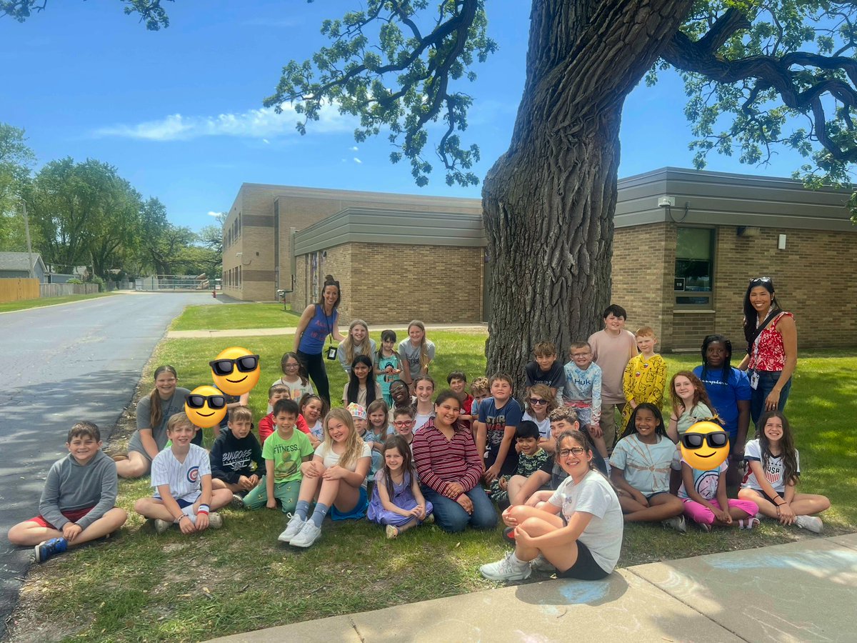 Spending some time with our kindergarten bus buddies! They’re a great bunch! <a href="/RobertCS118/">Robert Crown School</a> #rcs118life