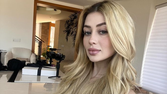 RollingStone's tweet photo. Mexican Beauty Influencer Shot and Killed on TikTok Live

Mexican authorities are investigating the death of 23-year-old Valeria Márquez as a femicide
https://t.co/9Bnosv63I5 https://t.co/bWndt7JtC6