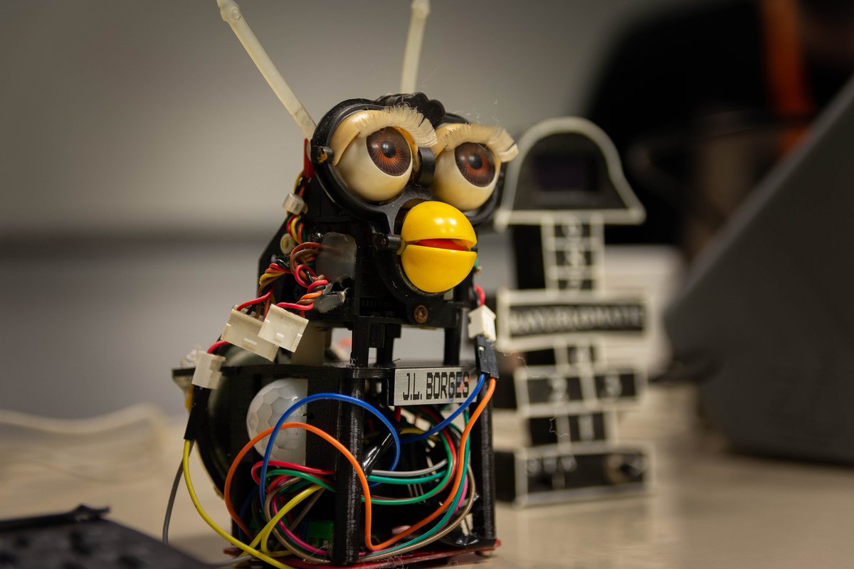 Varios años atrás modifiqué un juguete Furby para hacerlo hablar como Jorge Luis Borges y quería compartir algunos detalles técnicos - y no tan técnicos 
- sobre esta experiencia. ⬇️