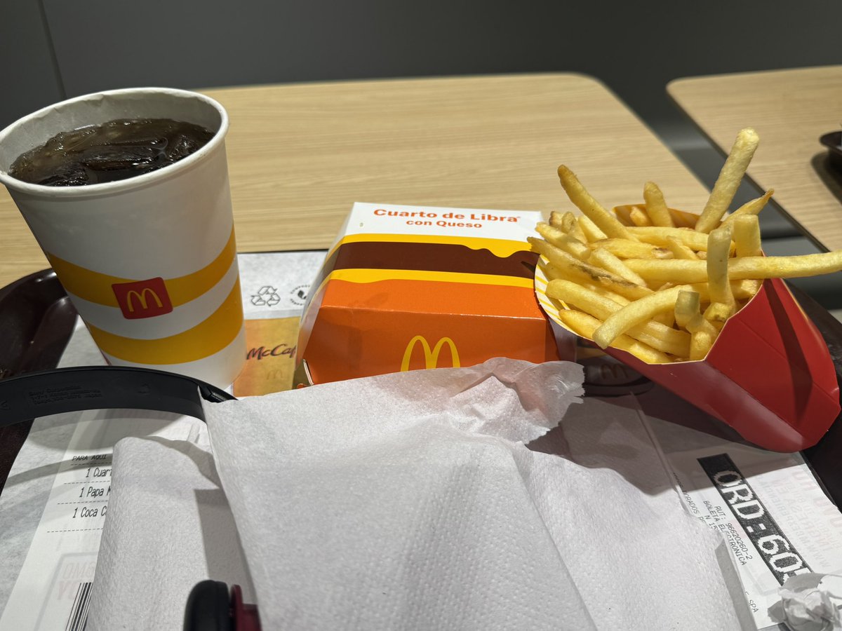 somoschile1977's tweet photo. Siempre es buena hora para #Almorzar Come sano ,Come rico ,Come 🐷🐷🐷🐷 https://t.co/AMeJnPnmTg