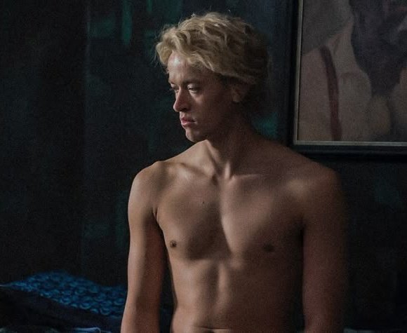 Coriolanus Snow tem apenas  20 minutos nos 4 filmes de Katniss Everdeen!

Em A Cantiga dos Pássaros e das Serpentes tem 86 minutos!

via reddit