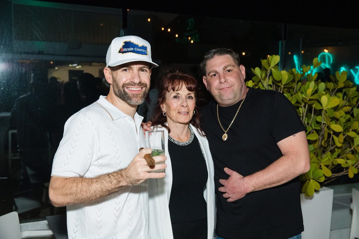 CryptoNewsYes's tweet photo. Please help me wish my bitcoin momma a happy 72 year old birthday. 🎂 With BTC she’s forever 21 😏 https://t.co/84kzYde4Kd