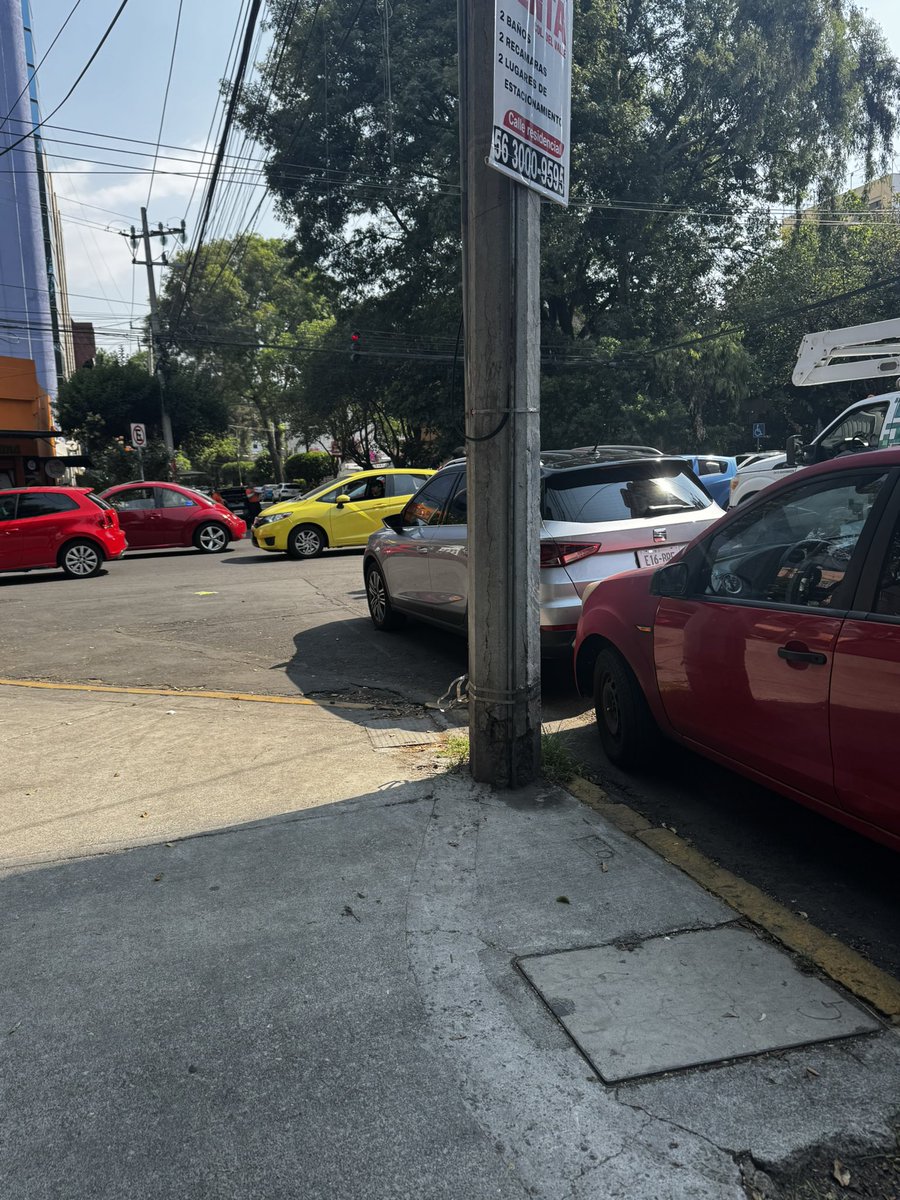 aledb08's tweet photo. @UCS_GCDMX autos estacionados en paso peatonal. Patricio Sanz esq Concepción Beistegui 03100 Del Valle Centro https://t.co/ALdf7PNHKM