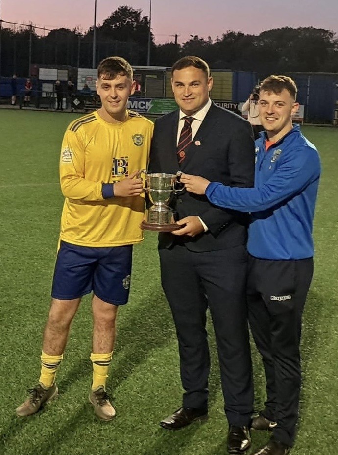 Congratulations to Douglas Hall Athletic, who have won promotion from the Beamish Stout Junior 1st Division as League Champions. Well done to all involved.
Photo:
Shane O'Flynn, Munster Senior League, presents the 1st Division Trophy to Capt. Robert O'Mahony and Brian Cronin.