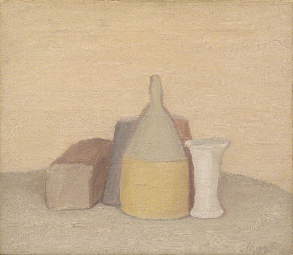 テーブルの上に並ぶ瓶や器の静物画を繰り返し描き続けた、イタリアの画家ジョルジョ・モランディの《静物》（1948 - 1949年）「本当に理解するためには、多くのものを見るのではなく、見えているものを懸命に見ることが必要だ。」