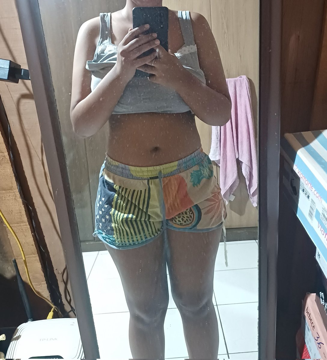 mi0kcall's tweet photo. a foto colorida é do ano passado quando eu estava pesando 59kg, as preta e branca foi tirada à 1h, viva o clt! https://t.co/dDbhcOpBj4