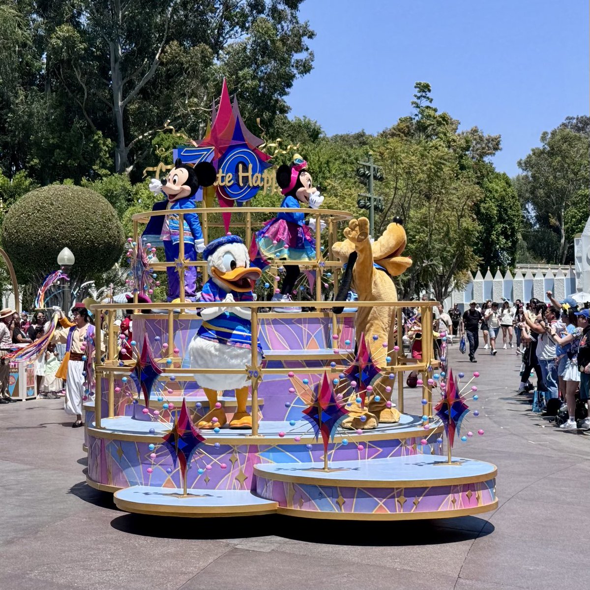 DAPs_Magic's tweet photo. The first official cavalcade has stepped off for the opening day of #Disneyland70!
#dapsmagiclive https://t.co/dzeFKfDeU8