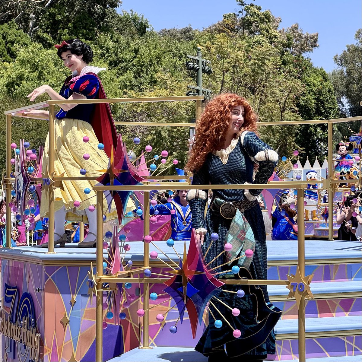 DAPs_Magic's tweet photo. The first official cavalcade has stepped off for the opening day of #Disneyland70!
#dapsmagiclive https://t.co/dzeFKfDeU8