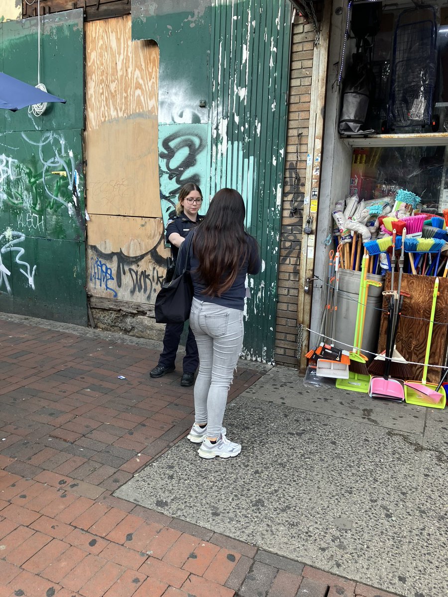 NYPD 110th Precinct (@nypd110pct) on Twitter photo Today your 110 Precinct Domestic Violence Officers conducted a community outreach at Junction Blvd & Roosevelt Ave. The officers handed out flyers for multiple resources available such as FAP & QFJC <a href="/SafeHorizon/">Safe Horizon</a> and answered questions the community members may have had. Today your 110 Precinct Domestic Violence Officers conducted a community outreach at Junction Blvd & Roosevelt Ave. The officers handed out flyers for multiple resources available such as FAP & QFJC <a href="/SafeHorizon/">Safe Horizon</a> and answered questions the community members may have had.