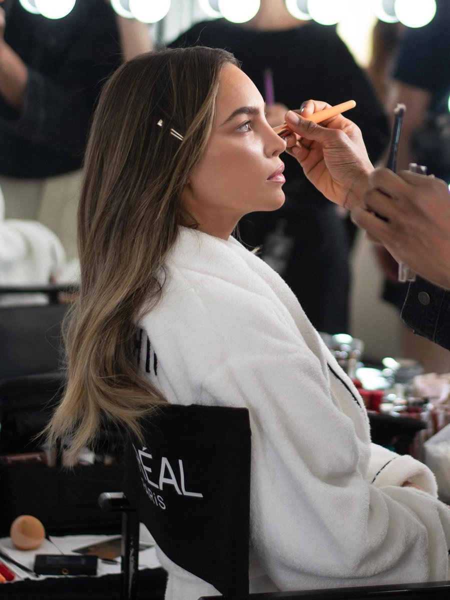 Eduardo9_C's tweet photo. Belinda siendo maquillada por Harold James, el maquillador oficial de L'Oréal Paris a nivel global.

— Entre sus clientes se encuentran Angelina Jolie, Bella Hadid, Elsa Hosk, Rosie Huntington, Louis Vuitton, Cartier y Dior Beauty. https://t.co/5CzstE8slk