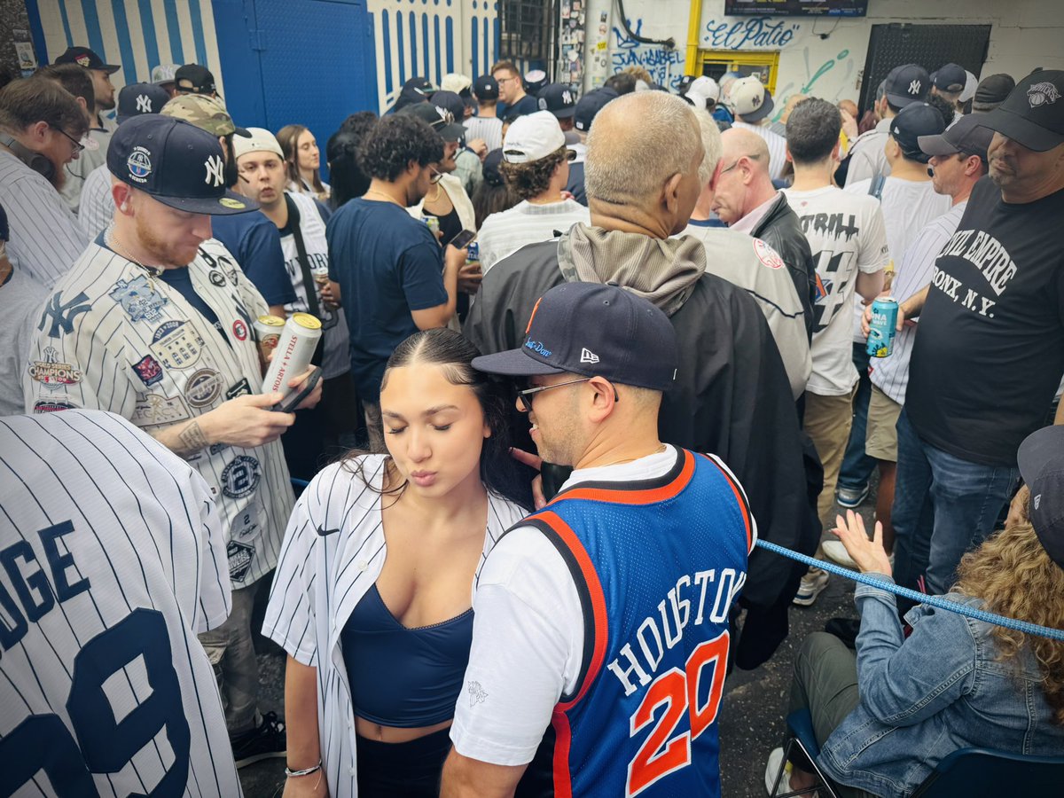LiLWiL612's tweet image. #Pregamin #BodegaGang #SubwaySeries @Yankees x @nyknicks #GameSix #JustWin #GirlDad #Throwback not freshly bought 🗽#NYStateOfMind