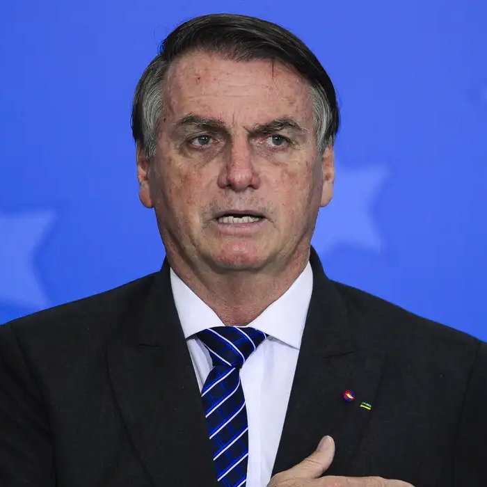 sboficial's tweet photo. Bolsonaro afirma que não deixará o Brasil e que morrerá na cadeia, caso seja condenado:

"Não vou sair do Brasil. Me prendam, pô! Está previsto 40 anos de cadeia. Eu estou com 70 já, quase morri na última cirurgia. Vou morrer e não vai demorar."