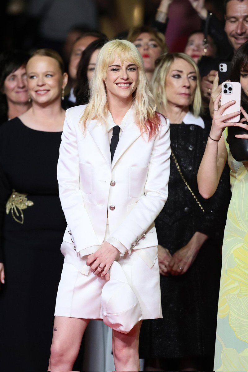 bookishlynni's tweet photo. LOVE seeing her so happy and proud  🤍
 Congratulations Director Kristen stewart...you did it 🙌🏼 https://t.co/8orvJtRuBW