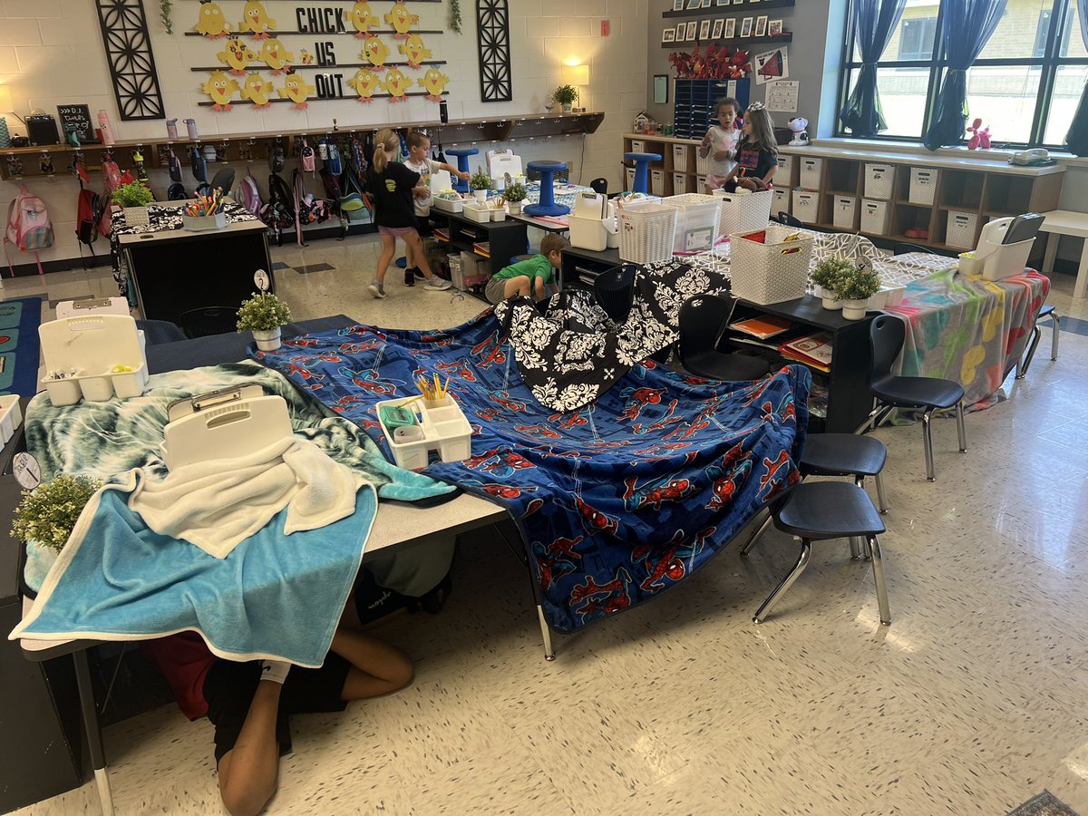 Uu is for under tables….“Best day of my life ever!!” 😊 They’re easy to please! #SCEsoars