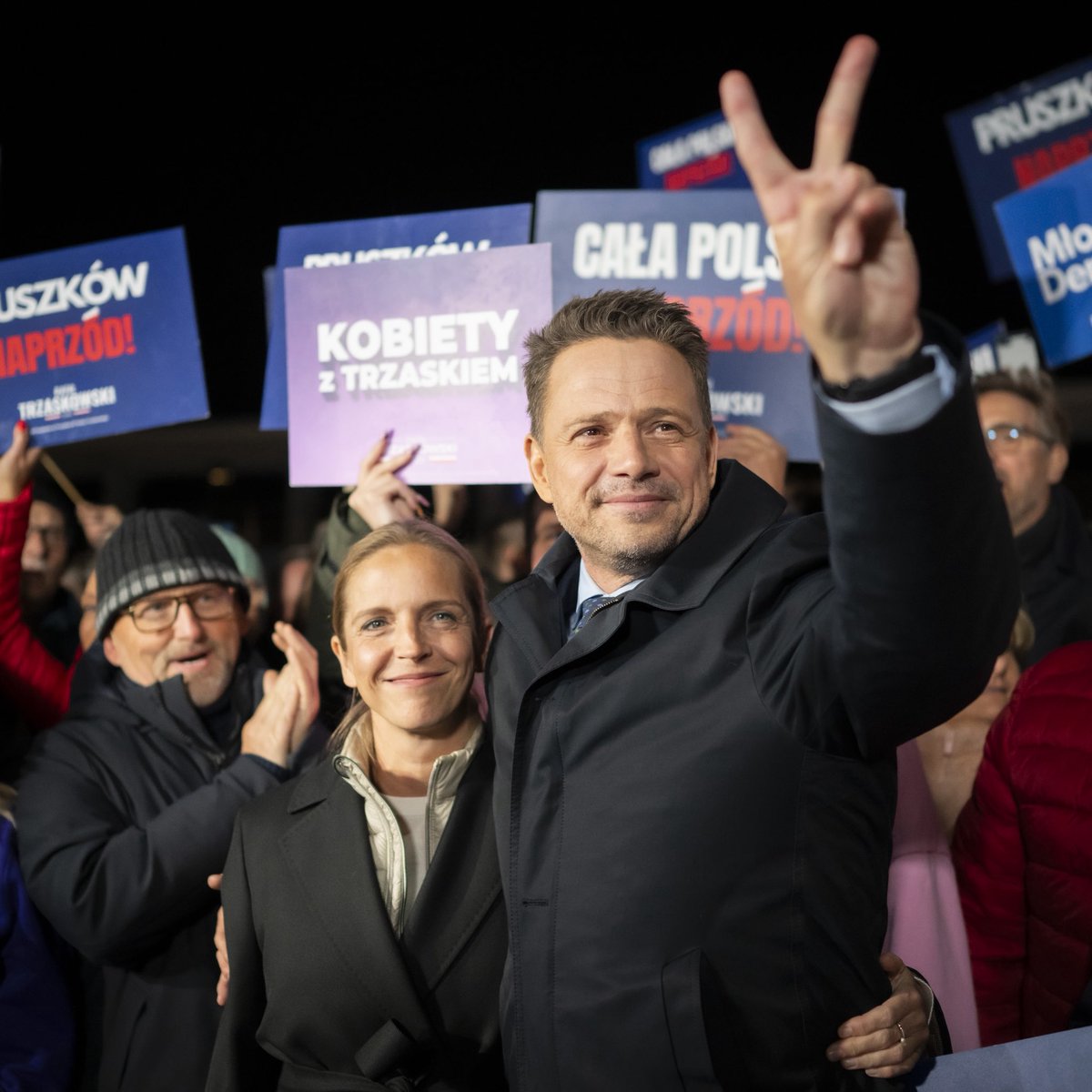 Za mną miesiące kampanii. Setki, tysiące rozmów i spotkań w całej Polsce, podczas których słucham Waszych historii. Na rynkach, na ulicach. O Waszych marzeniach. O lękach. O nadziei. 

A gdybyśmy wspólnie napisali nową, wspólną historię? O Polsce, która nas łączy. O Polsce, która