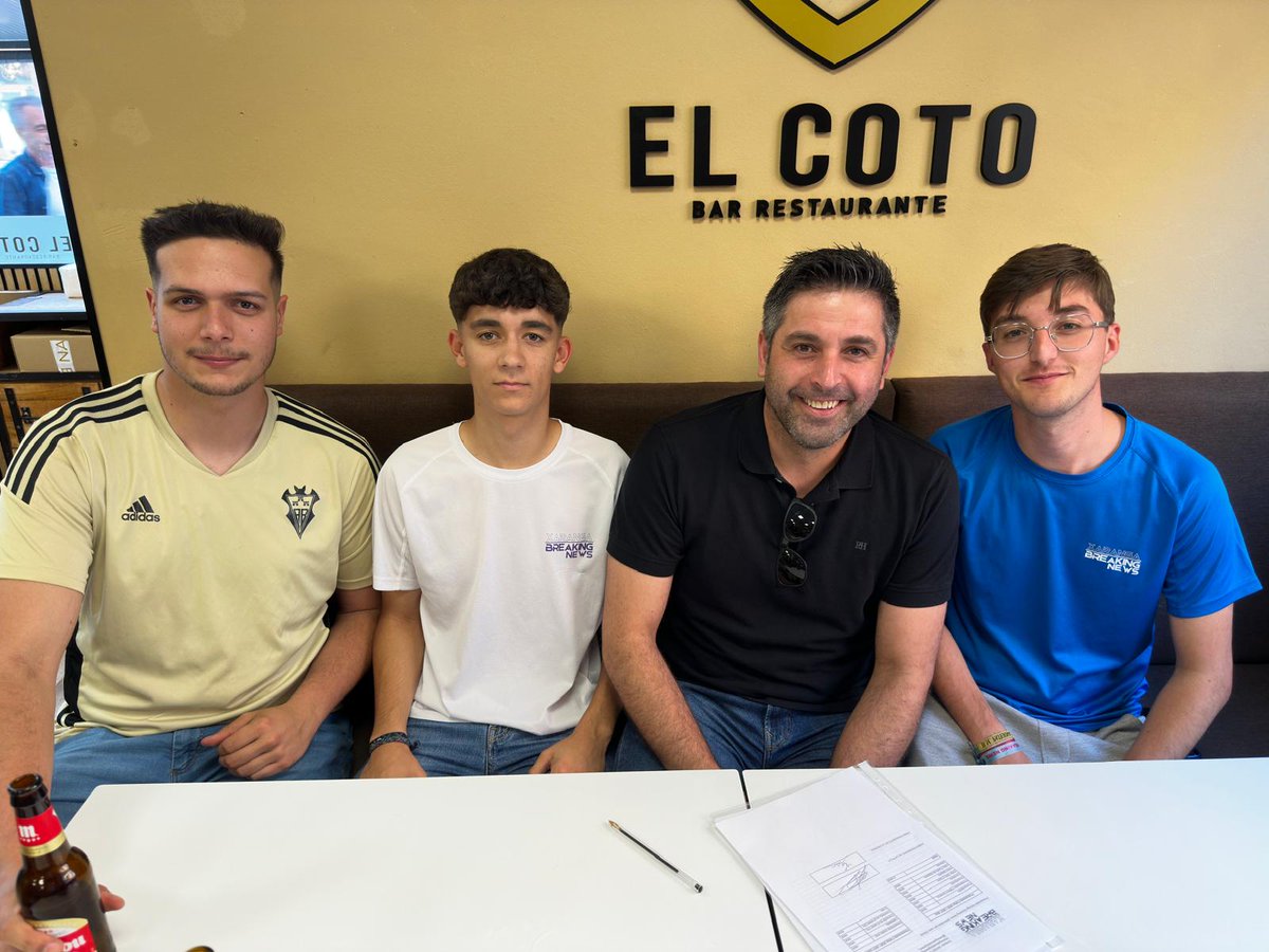 Tenim el plaer de comunicar, que un any més, la Xaranga Breaking News, contínua amb nosaltres.
Hui el nostre president David, s'ha reunit per a firmar 📝 el contracte amb @xarangabreakingnews_ 🎷🥁🎺 per a les falles 2026 🔥.

#fallalapalmera #falles2026 #fallessagunt #palmeritos