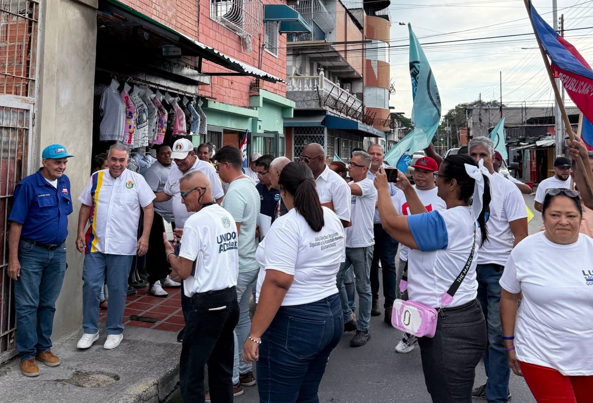 Luisemartinezh's tweet photo. Casa por Casa, esta tarde, en Los Cocos #Maracay #Aragua y hasta una “manito” de dominó nos dió tiempo.

El deseo de cambio en Paz está sembrado entre los aragüeños.

El #25Mayo ¡VOTAMOS, GANAMOS Y COBRAMOS! https://t.co/OBxa0TDsZr