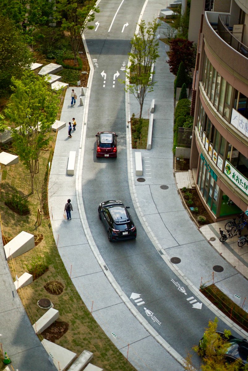 学生時代、卒計でも修論でも建築と土木(道路や都市基盤)は別モノとして対立軸で扱っていたのに、いまでは不思議と土木も設計する立場にいる
小さなものから建築を考える楽しさが、結局僕にとっての主軸なんだと思うけど、視座が広がっていく感覚はとても嬉しい