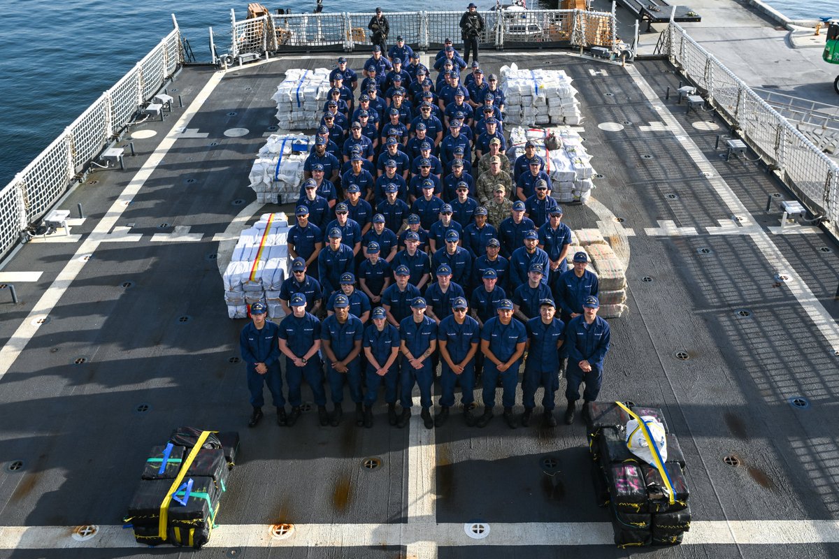 USCGSoutheast's tweet photo. #BreakingNews 🚨@USCG Cutter Calhoun's crew offloaded approx. 19,055 pounds of cocaine and marijuana, worth an estimated $140.9 million, @PortEverglades, Friday. ❌❄️

Read 🔗 https://t.co/NsXLZjlM0V

#USCG #DrugBust #CoastGuard #d7 #LawEnforcement 
@DHSgov 
@NAVSOUS4THFLT https://t.co/XeBlNhLyyg