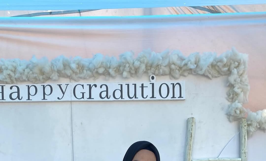 Buka google translate pun malas bgt , kalau aku mah gak bakal mau foto di depan nya malu bgt kalau diliat sama sekolah lain.