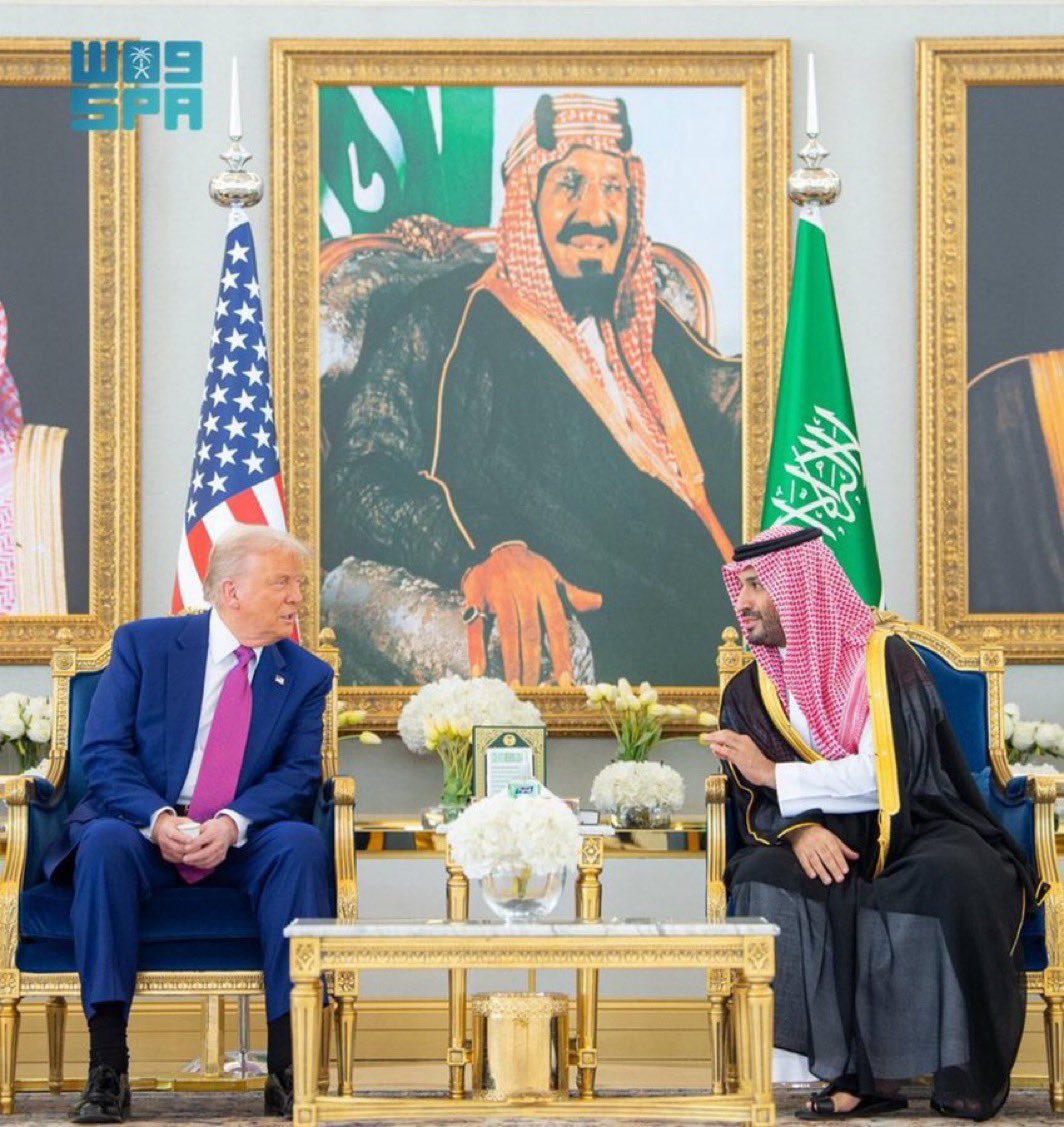 هو القائد الذي لا يعرف التراجع والثابت إذا اضطربت الجبال
هو الذي إذا ذكر اسمه في المحافل ارتجف الباطل
وإذا رُفعت صورته في الساحات خرس المرتزقة
وخجل المتسلقون ..
التاريخ لا يكتب إلا بأيدي الأحرار الحقيقيين🇸🇦💪🏻
ولا عزاء لمارق لئيم ولكل لوجه قبيح لا يخجل، ولكل صوت نشاز