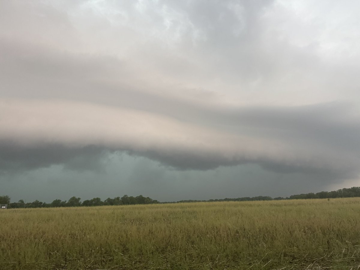 KnaptonOliver's tweet photo. Squall line coming into eastern Baltimore County, MD about 15 minutes ago #mdwx #wxtwitter @NWS_BaltWash https://t.co/E6GQ8j6vcs
