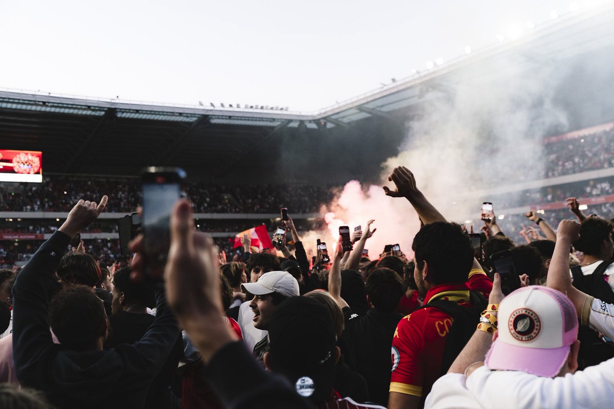 _BeFootball's tweet image. L’envahissement de terrain après la montée du Mans en Ligue 2. 🤯

La passion. ❤️‍🔥 

📸 @LEMANSFC