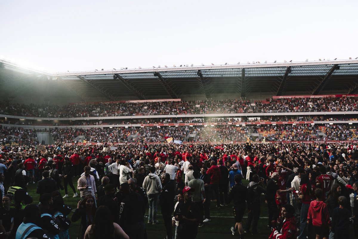 _BeFootball's tweet image. L’envahissement de terrain après la montée du Mans en Ligue 2. 🤯

La passion. ❤️‍🔥 

📸 @LEMANSFC