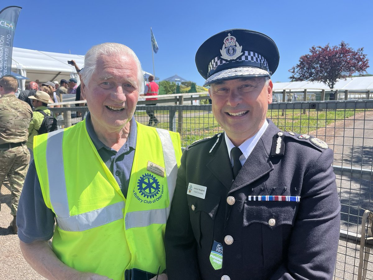 A great moment I captured on camera today <a href="/DevonCountyShow/">Devon County Show</a> - the former renowned Chief Constable Sir John Evans bumping into our <a href="/DC_Police/">Devon & Cornwall Police</a> Chief Constable James Vaughan. And still busy volunteering today and a Deputy Lieutenant! #Leadership #Legacy