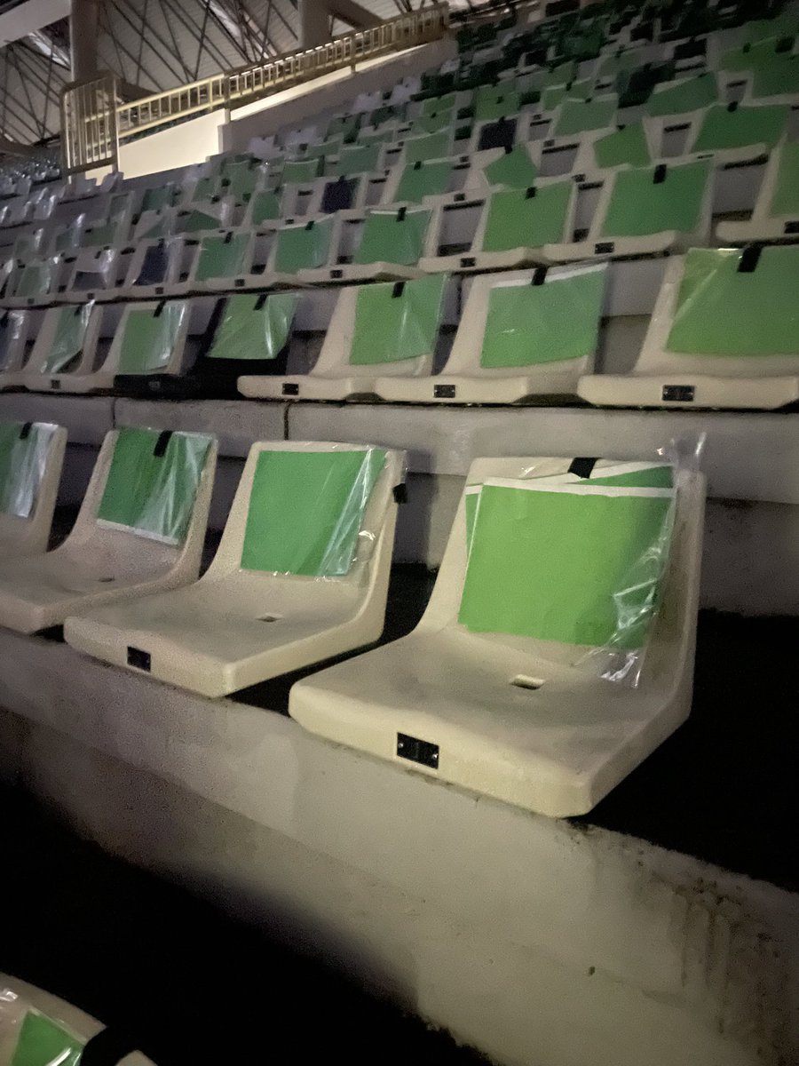 Tribun timur sudah rapi dengan kertas yang tertempel pada masing-masing kursi. 
Perhatikan bahwa ada kode nomor 1 dan 2 pada kertas.

Ikuti instruksi, penuhi semua kursi, dan tetap konsentrasi.

Kami akan berusaha mengkoordinasi &amp; mohon saling mengingatkan kanan kiri