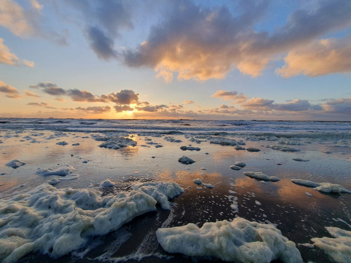 #Goedemorgen #zaterdag

Vandaag staat het strand van #hoekvanholland op het programma; genieten van de branding en de #zonsondergang in liefdevol gezelschap. 

Deze foto nam ik daar begin deze maand🥰. 

#Fijnweekend💋

#nature #sunset #sunsetlover❤️
