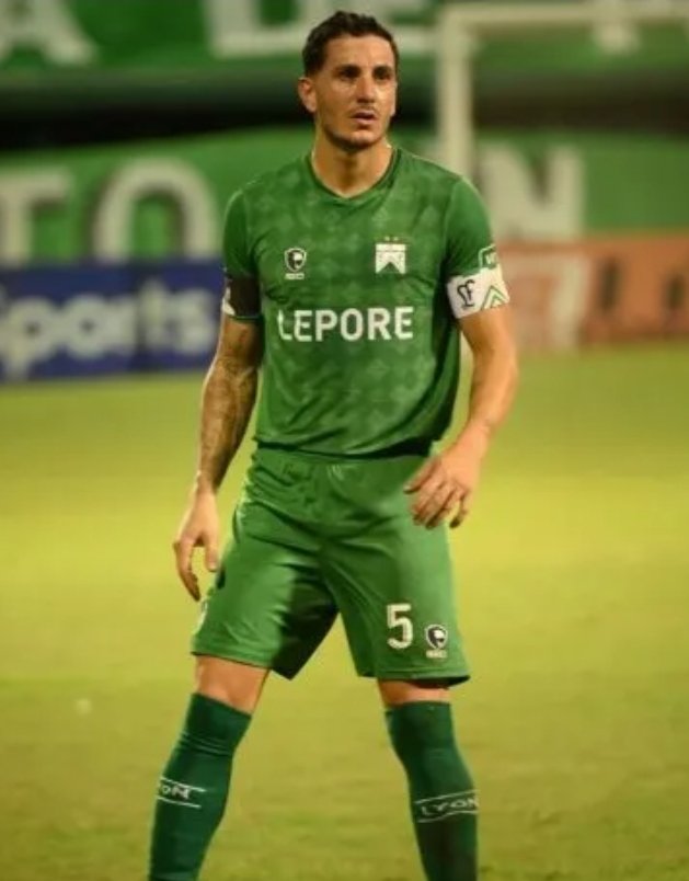 CARRIL EQUIVOCADO 

El futbolista de Ferrocarril Oeste de Argentina, decidió rescindir contrato con el atleta Gonzalo Castellani.
Al parecer, el futbolista entró en el "área equivocada", pues se lo vincula con la esposa del entrenador Alfredo Grelak #Hayfutbolpy
