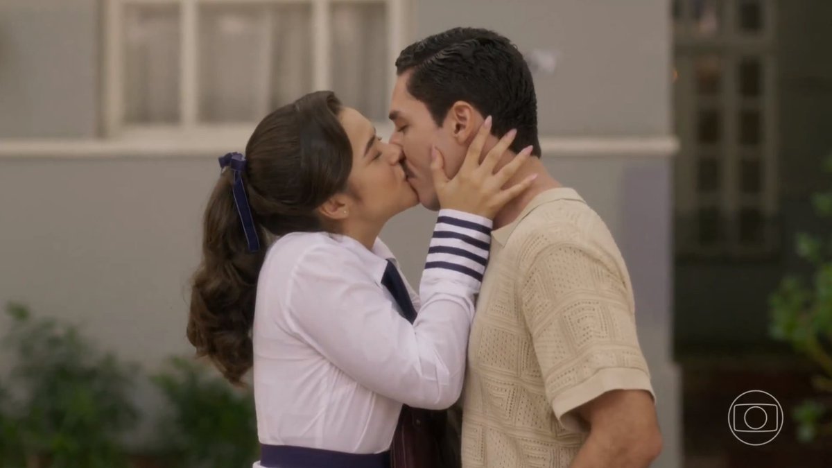 ZAMENZA's tweet image. Beijando o irmão do marido no meio da rua do bairro em 1958 e nada acontece. #Garotadomomento