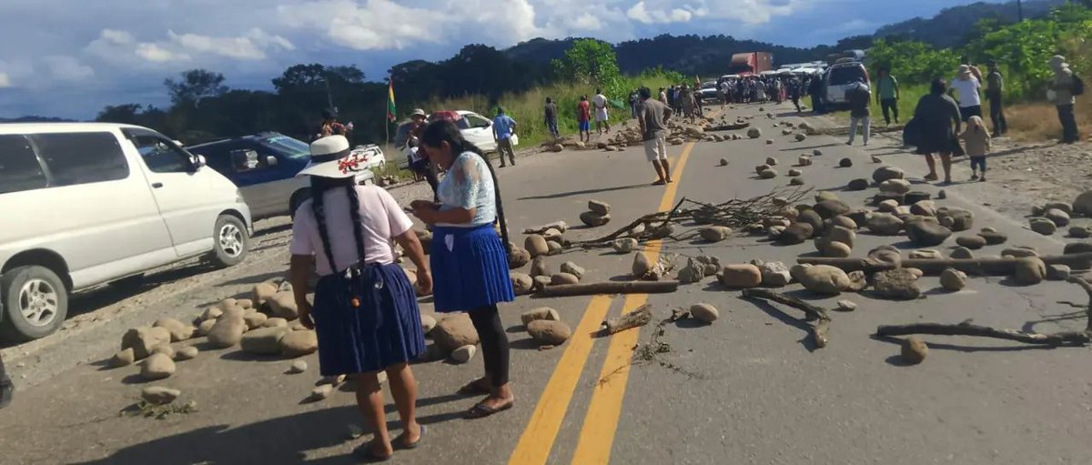 Evistas bloquean la ruta nueva Cochabamba - Santa Cruz en protesta por las aprehensiones y gasificación en La Paz
Créditos: Unitel
unitel.bo/noticias/socie…