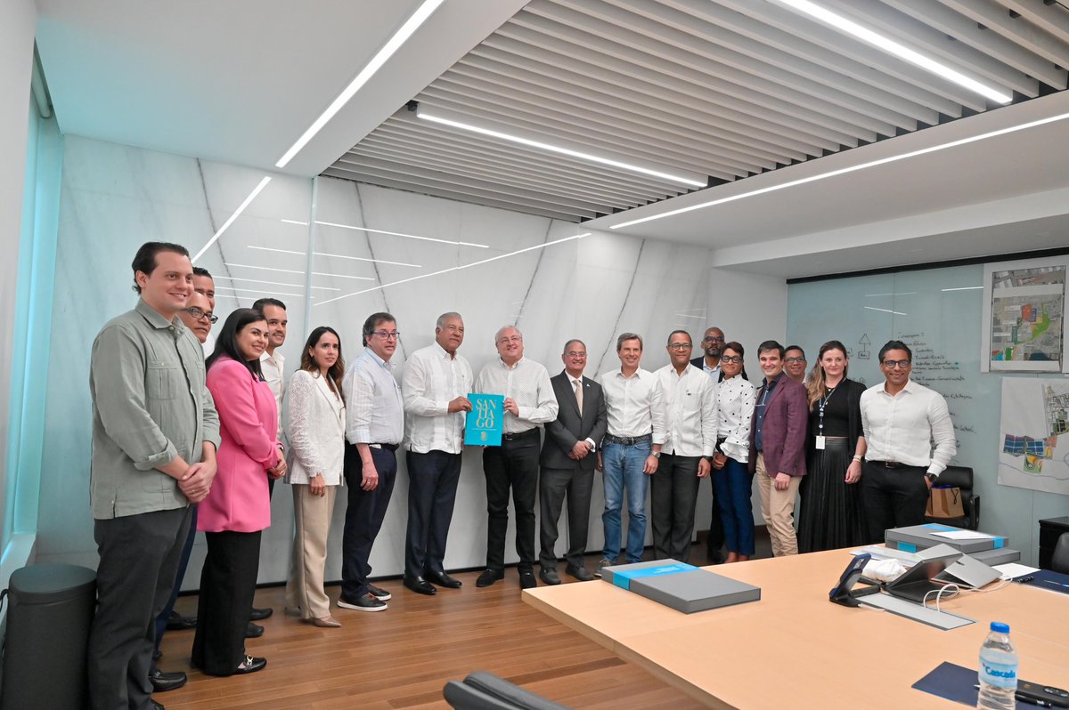 Mi agradecimiento especial a Miky Lama por esta invitación y el recorrido por las instalaciones de CAPEX, PIVEM y MÉDICA, en la Corporación Zona Franca Santiago. 

Valoramos su firme compromiso de seguir construyendo a través de la Corporación, un Santiago próspero, innovador y