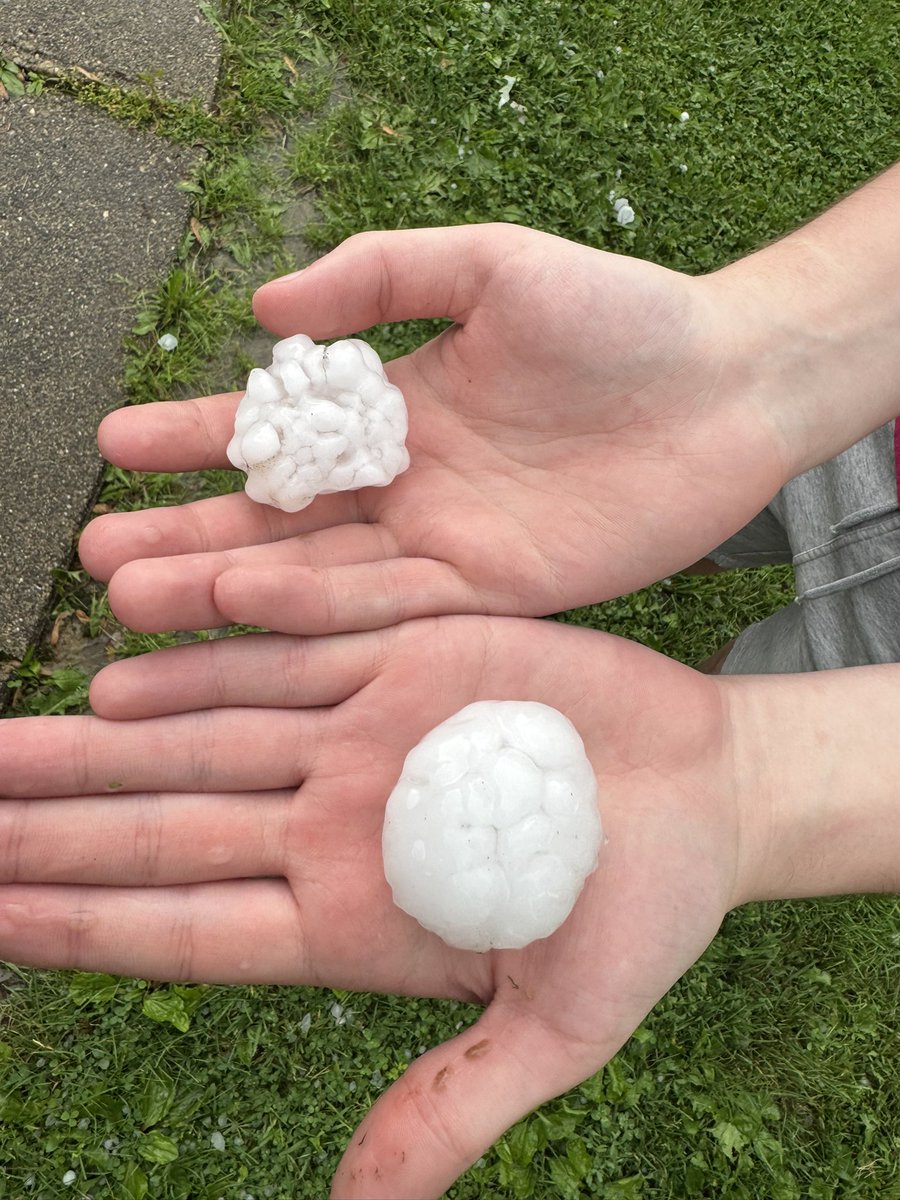 stlcfan's tweet photo. @ryanhallyall Hail at Robinson IL. https://t.co/WFAqSSb9u4