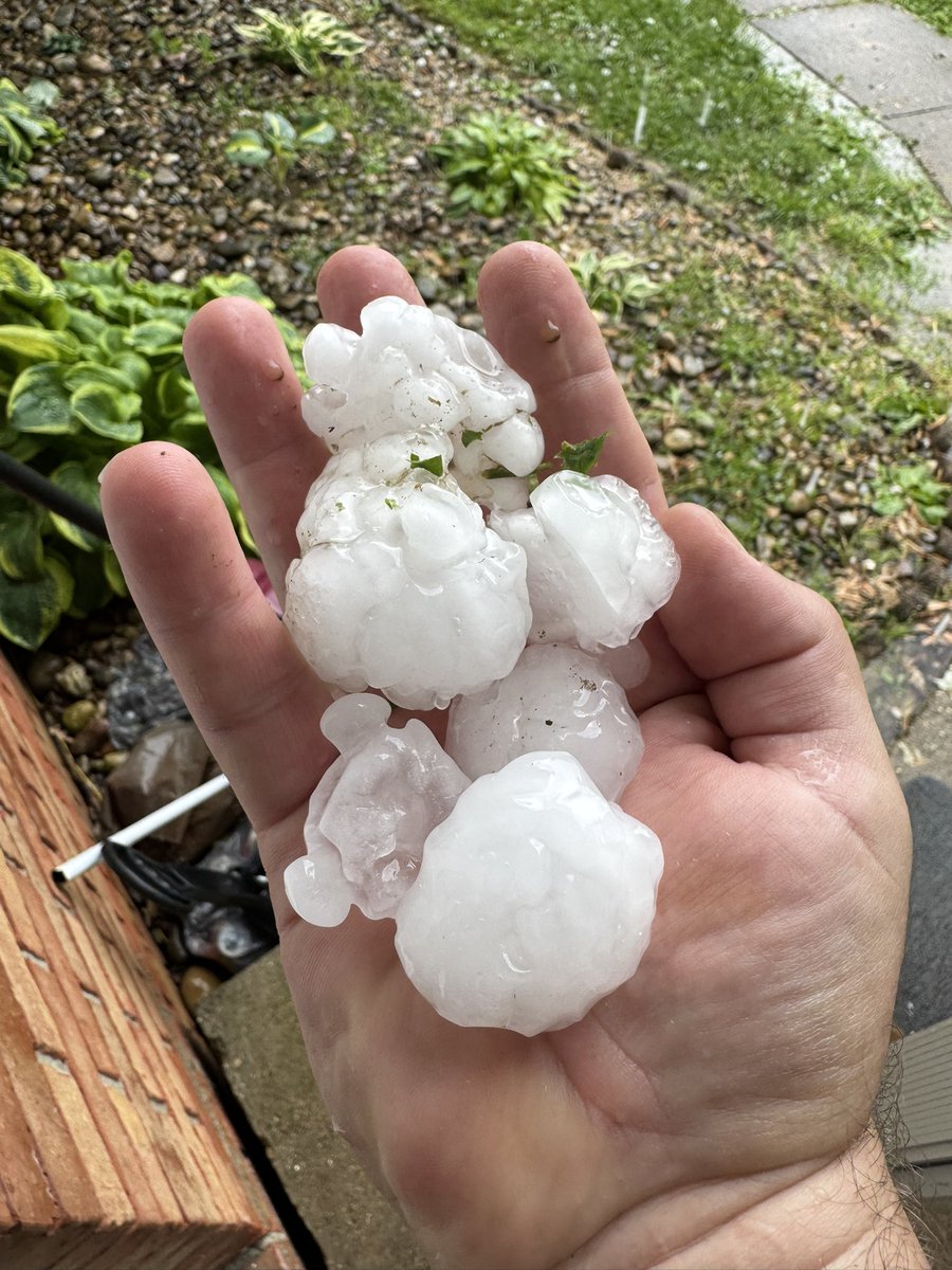 stlcfan's tweet photo. @ryanhallyall Hail at Robinson IL. https://t.co/WFAqSSb9u4