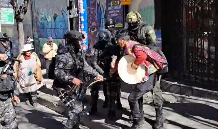 Conflicto ‘evista’: Defensoría señala que ‘efectivos policiales hicieron uso indiscriminado de la fuerza’
Créditos: Erbol 
erbol.com.bo/seguridad/conf…