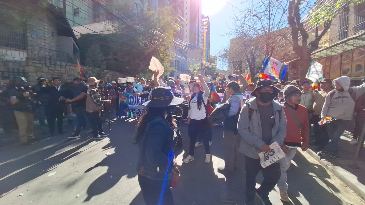 El Gobierno rechaza que ‘intereses personales’ de Evo hayan generado la violencia en plaza Abaroa
Créditos: Erbol 
erbol.com.bo/nacional/el-go…