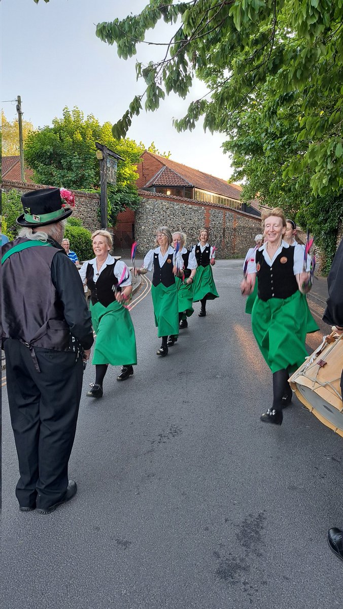 Fiddlestickclog's tweet photo. Last Monday saw us dancing at the Adam &amp; Eve. This Monday we are at the @BanninghamCrown. Come join us from 7.30pm.

#fiddlesticksclog #Banninghamcrown #morrisdancers https://t.co/Af6XOo8WFM
