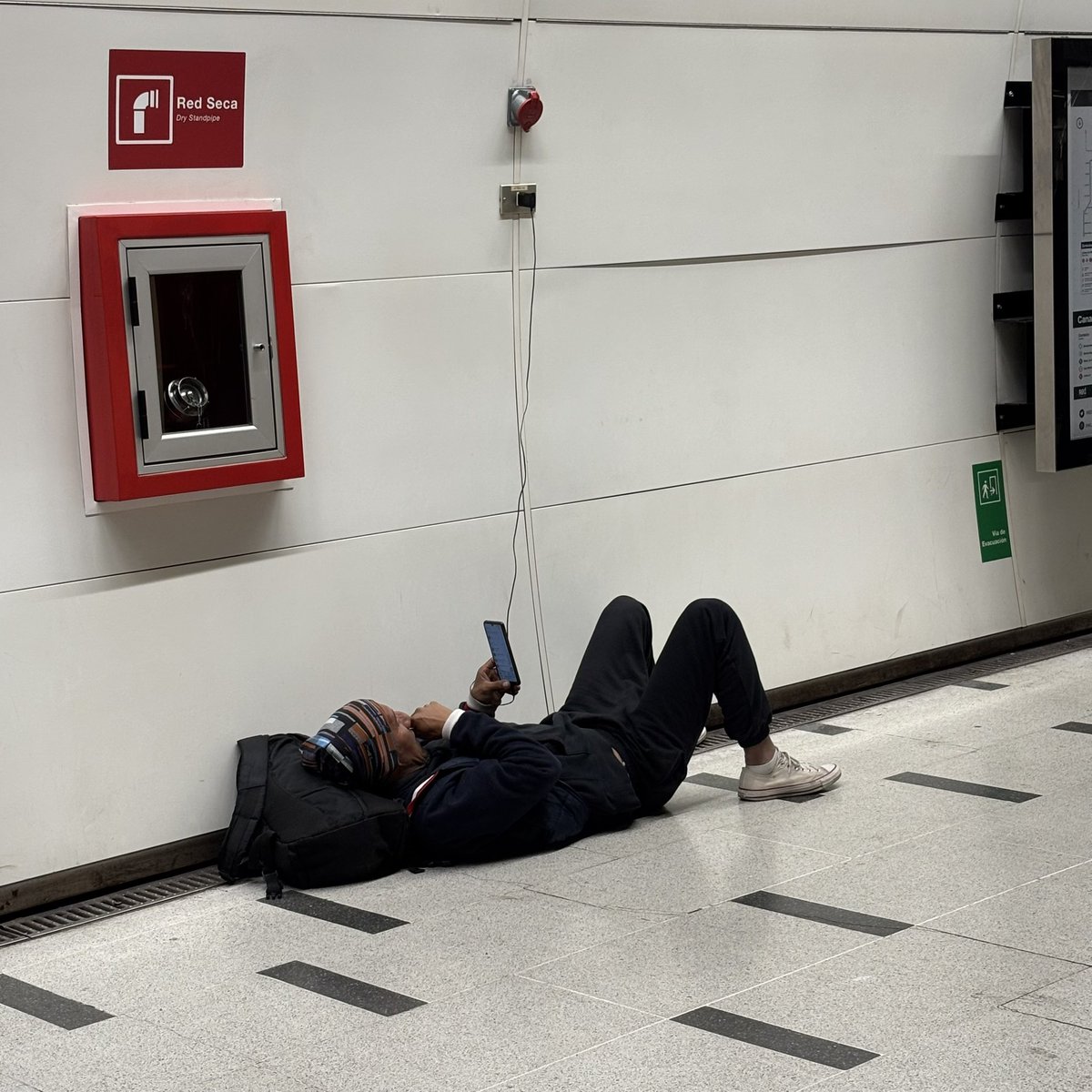 GuillermoVeloso's tweet photo. #metrodesantiago músicos, vendedores, ladrones, mendigos, pero hay un espacio para relajarse. 😂 https://t.co/dRjsJntfpY
