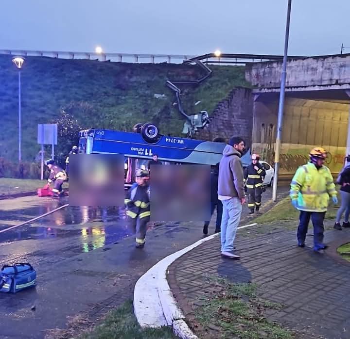 fdo2000's tweet photo. 🔴Último Minuto
Grave accidente de tránsito se registra en 8 Oriente y Avda O Higgins en Chiguayante por desbarrancamiento de microbus, informan preliminarmente de 2 fallecidos, 2 lesionados en riesgo vital y 4 de carácter grave, equipos de emergencia en el lugar @biobio https://t.co/1E3AtEqUpA