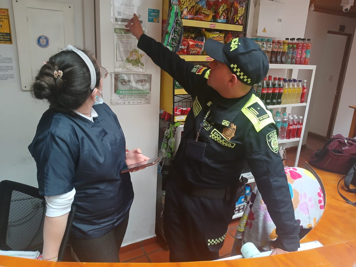PoliciaSabana's tweet photo. En Sopó, REMSA y el Grupo de Protección al Turismo realizaron controles en hoteles y hospedajes, socializando el Art. 87 de la Ley 1801. El objetivo: garantizar espacios seguros para turistas y visitantes. 🏨👮‍♂️ #TurismoSeguro #Sopó #ProtecciónCiudadana https://t.co/goXdXO1r2F