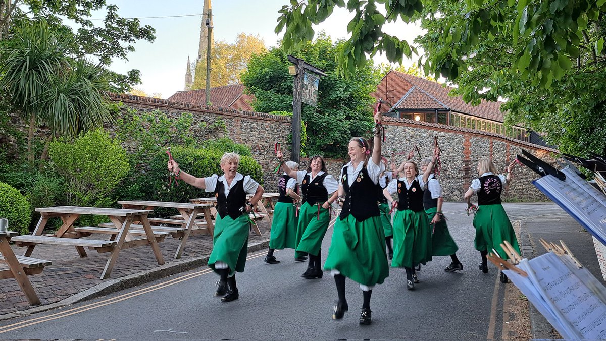 Fiddlestickclog's tweet photo. Last Monday saw us dancing at the Adam &amp; Eve. This Monday we are at the @BanninghamCrown. Come join us from 7.30pm.

#fiddlesticksclog #Banninghamcrown #morrisdancers https://t.co/Af6XOo8WFM