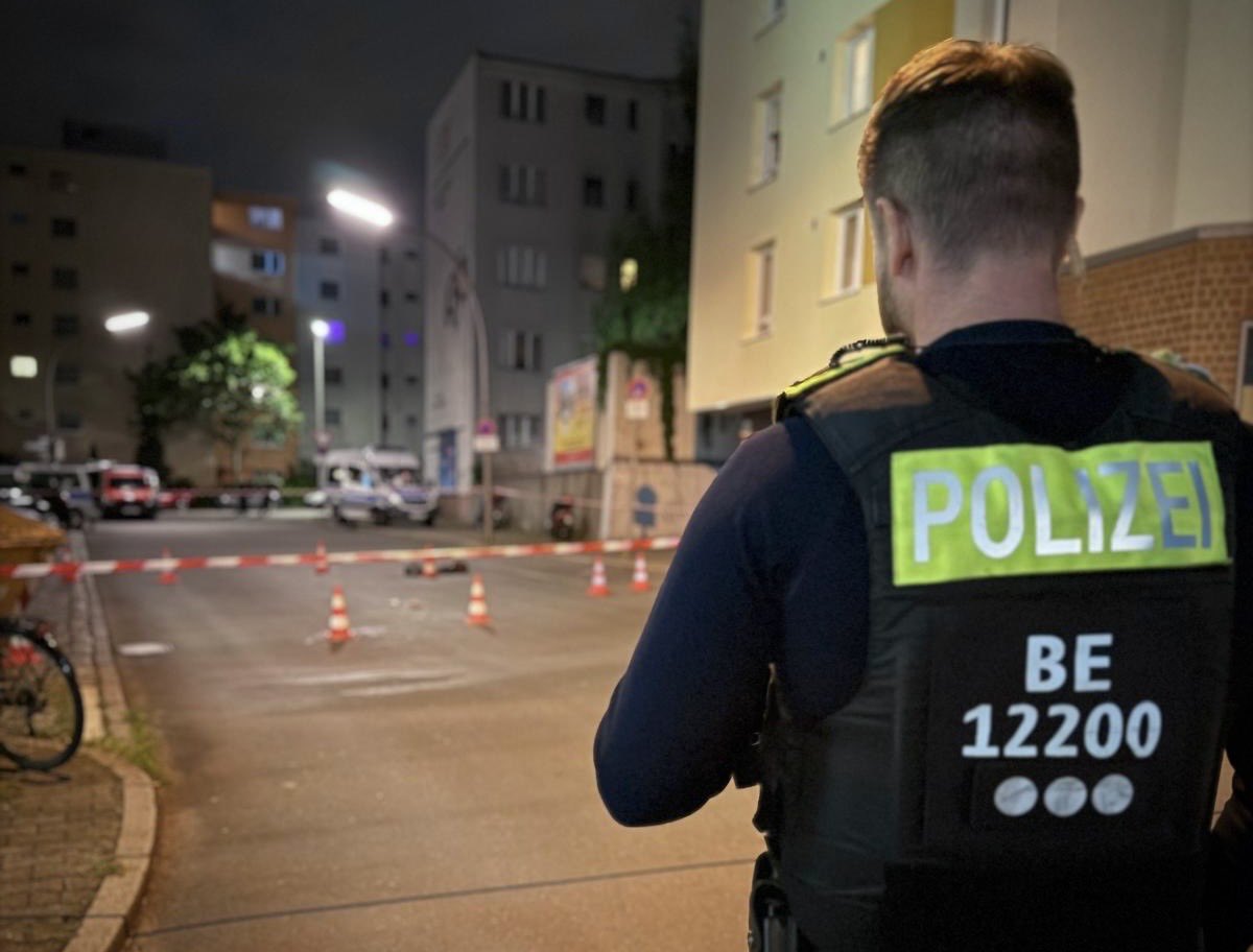 Vor dem A55 in #Neukölln stach gegen 21:50 Uhr ein Mann unvermittelt einem unserer Kollegen in den Hals.
Der Mann war zuvor am Abschnitt, um eine Anzeige aufzugeben und war um etwas Geduld gebeten worden. Stattdessen verließ er das Gebäude und manipulierte an einem
