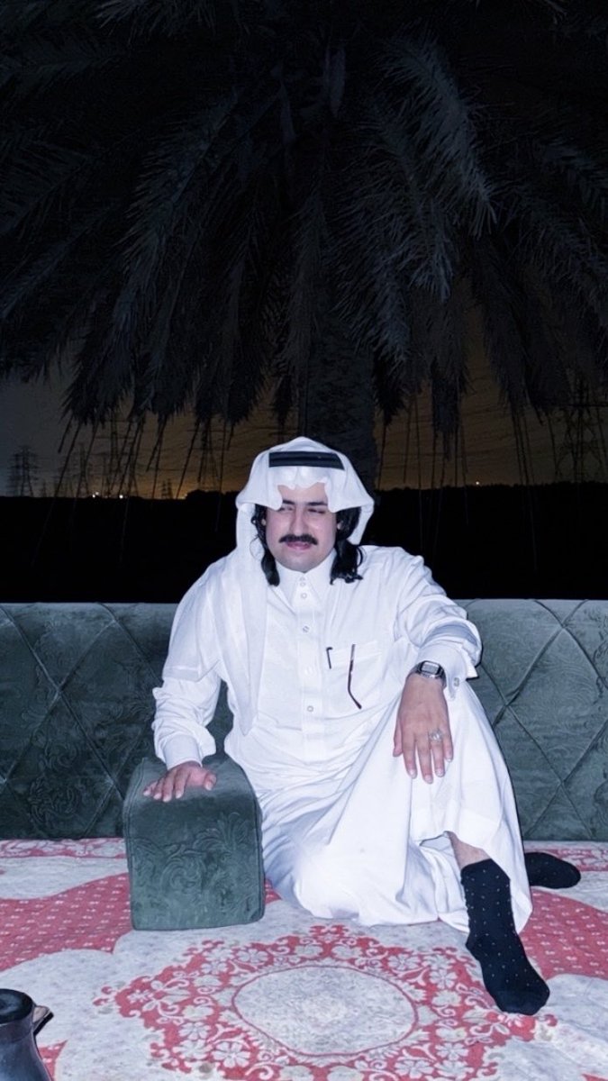 IamAbuDa7m's tweet photo. "لو أن النوايا في وجيه البشر تنشاف…
عمى نور وجهي كل من شاف نيّاتي"
❤️
-

أنا المقتنع بأن آخر المجريات أنصاف
لذا ما تزيد مواجهاتي إلا ابتساماتي

نبيل المشاعر راحم الناس ما ينعاف
تسخّر له التربة رضا والسماواتي

تميل القلوب لعشرة الطيب الميلاف
مثل ما تميل لعزة اسمي طموحاتي

لو أن النوايا في وجيه البشر تنشاف
عمى نور وجهي كل من شاف نيّاتي

مصير البنادم واضح وما يبي عرّاف
تحت بند كل اللي تودونه بياتي

ولو مهل الله ما همل قلبي الشفاف
يجي يوم والدنيا تشوف اختياراتي

تخافون دورات الليالي وانا ما اخاف
تبي ترد لي معروفي… وبيض وقفاتي.