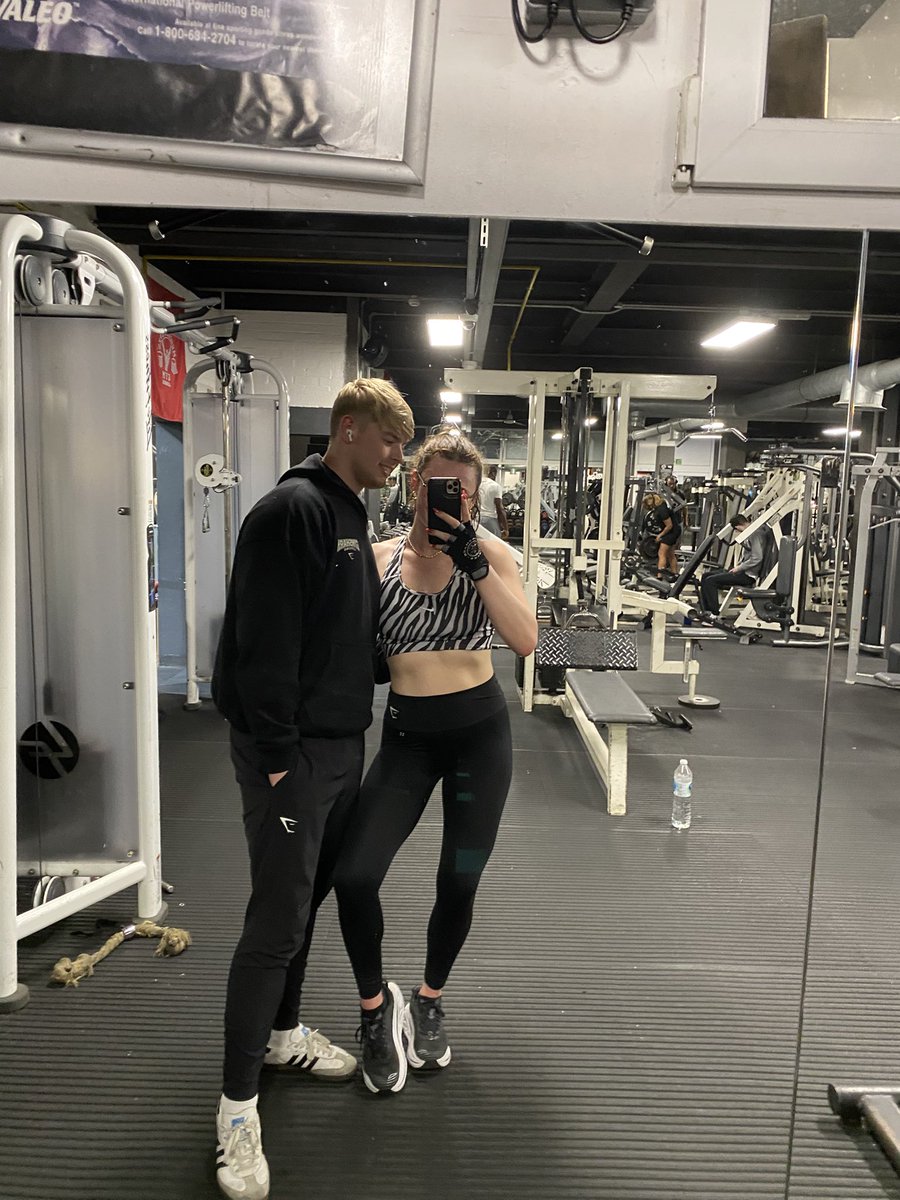 Got a dead early flight &amp; too tight to fork out for a London hotel for 3 hours sleep… 

…so paid £7 each to pull an all nighter in a 24 hour bodybuilding gym instead 😭