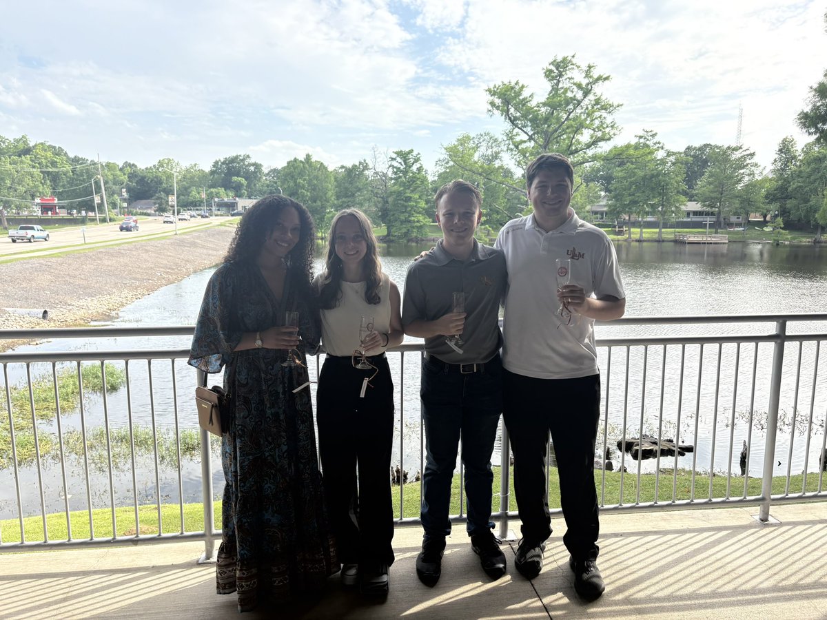 Congratulations to our graduates on receiving honors! 🎓