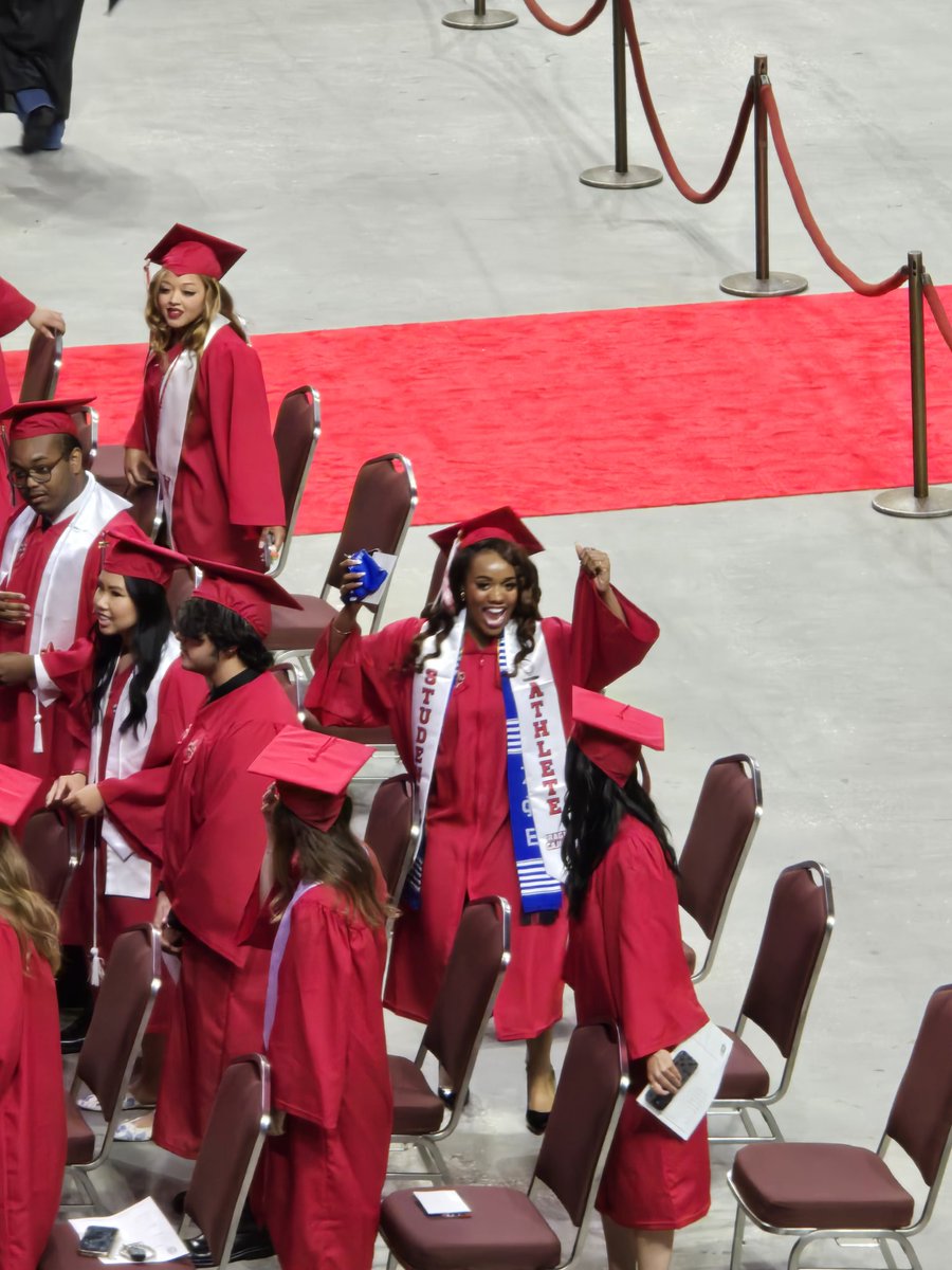 cgwill73's tweet photo. We have our third college graduate. Congrats to our baby girl Kamryn!!!!👏🏿👏🏿👏🏿🎊🎊🎊‼️💯 #WilliamsDNA #collegegrad #ragincajuns #3for3 #summacumlaude https://t.co/Gq98yplvUE